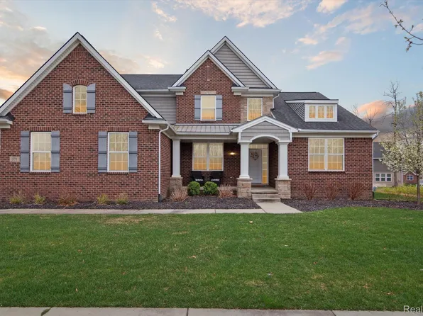 571 Hudson Cir, South Lyon, MI 48178