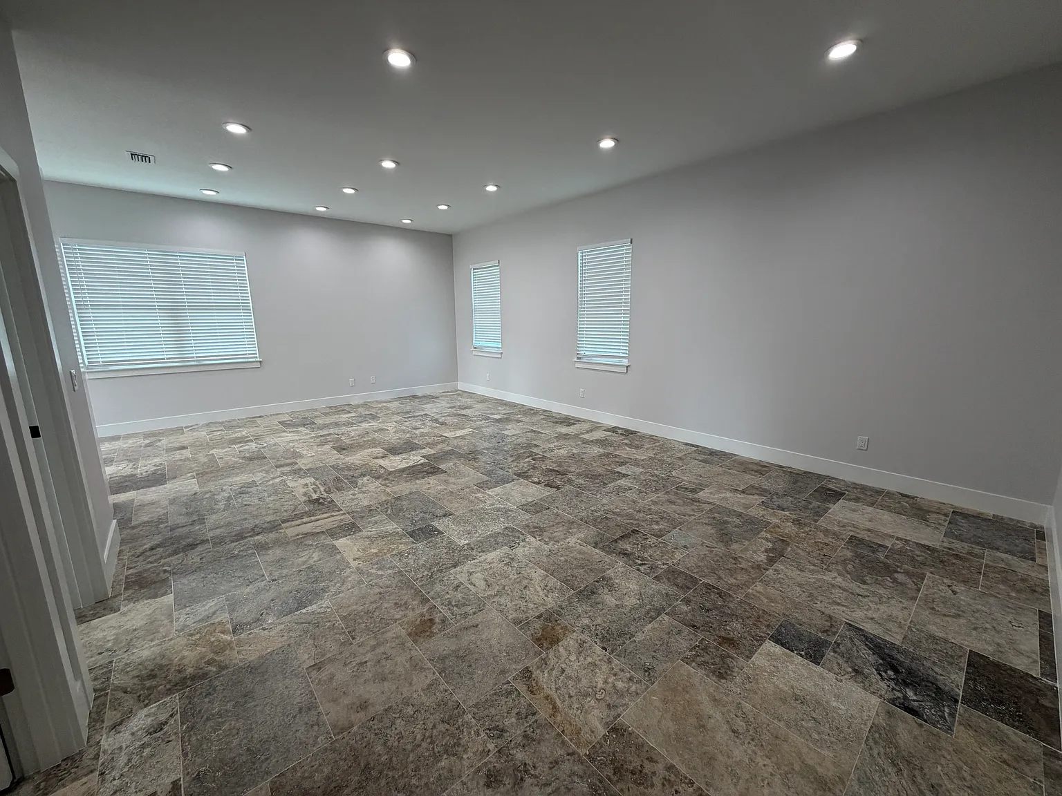 Studio, 700 sqft, $1,750 — Photo 3