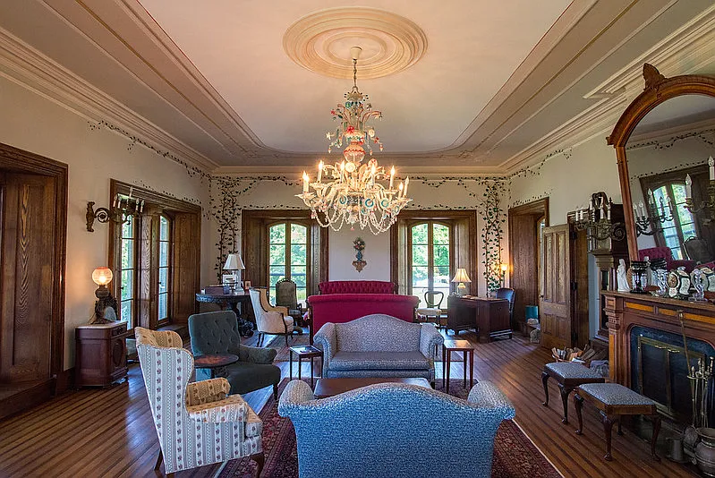 6 bed, 2.5 bath, 4800 sqft, $6,000 — Photo 2