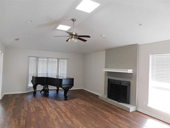 2nd image of 2100 Post Oak Dr