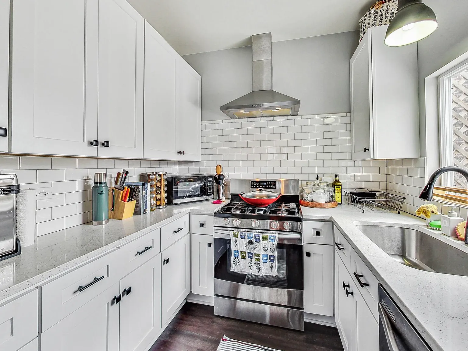 2 bed, 899 sqft, $3,000 — Photo 2