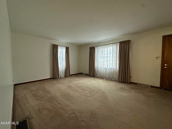 4th image of 294 Maple Hollow Rd