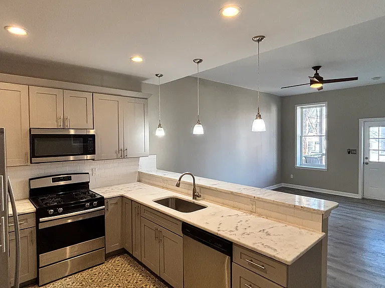 2253 Indiana Ave — Photo 15