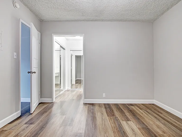 Country Club Apartments — Photo 25