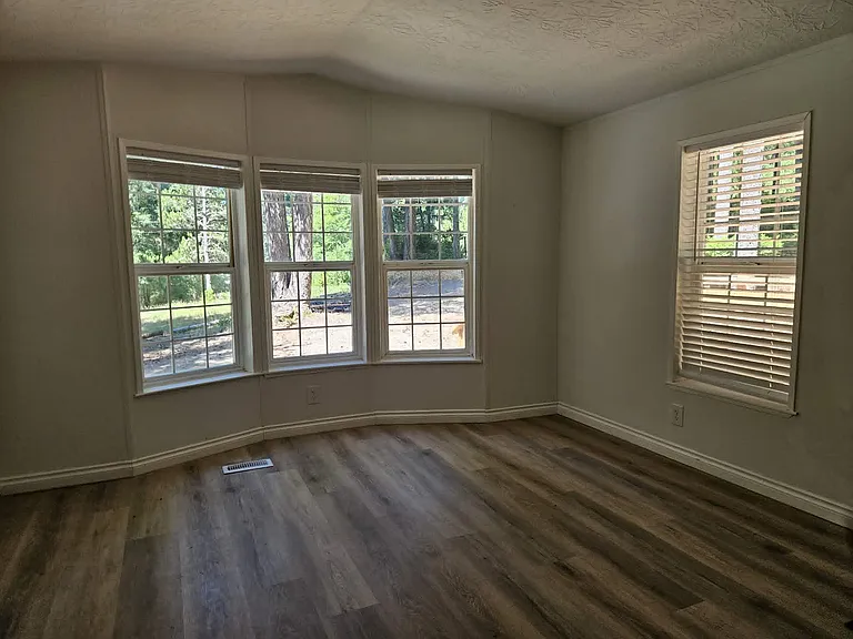 100 E Kilmarnock Rd — Photo 3