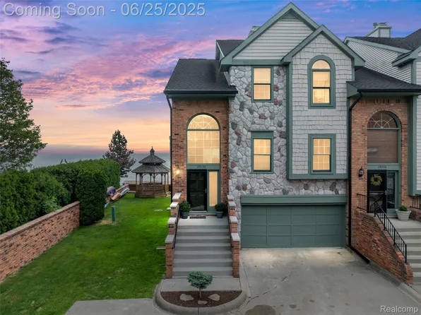 29156 Jefferson Ct, Saint Clair Shores, MI 48081