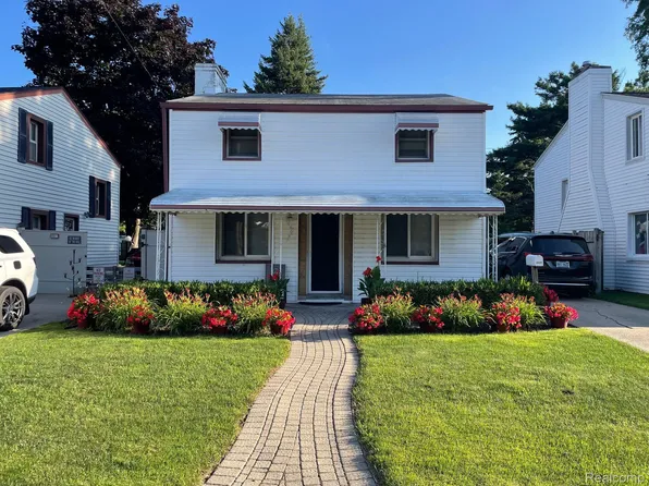 8439 Harding St, Center Line, MI 48015