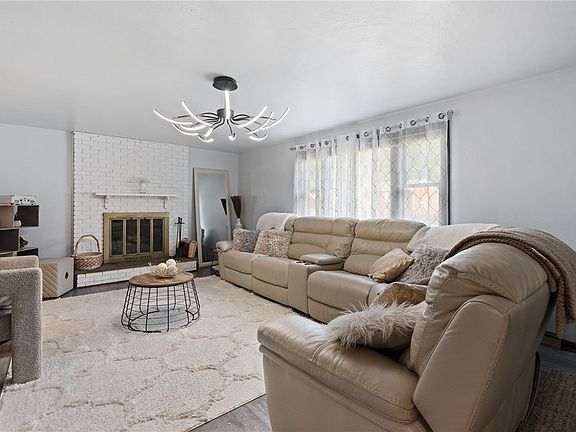 5th image of 115 Willow Village Dr