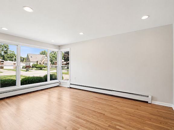 4th image of 837 Lange St