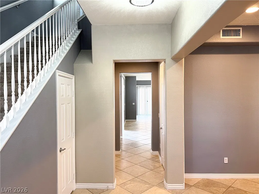 3 bed, 2.5 bath, 2742 sqft, $2,400 — Photo 4