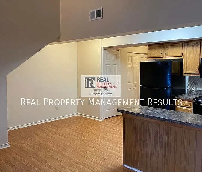 912 Pfeiffer Ave — Photo 3