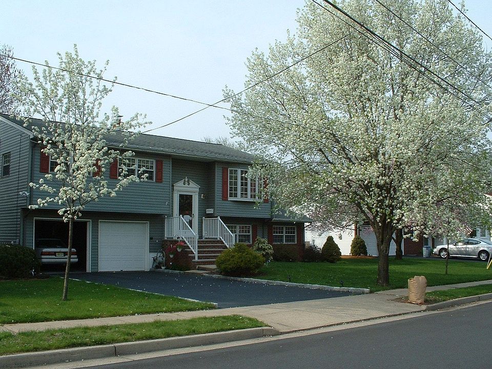 Beautiful move-in condition, split in a friendly community