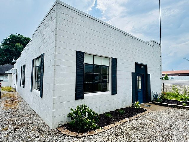 1st image of 1301 E Missouri St