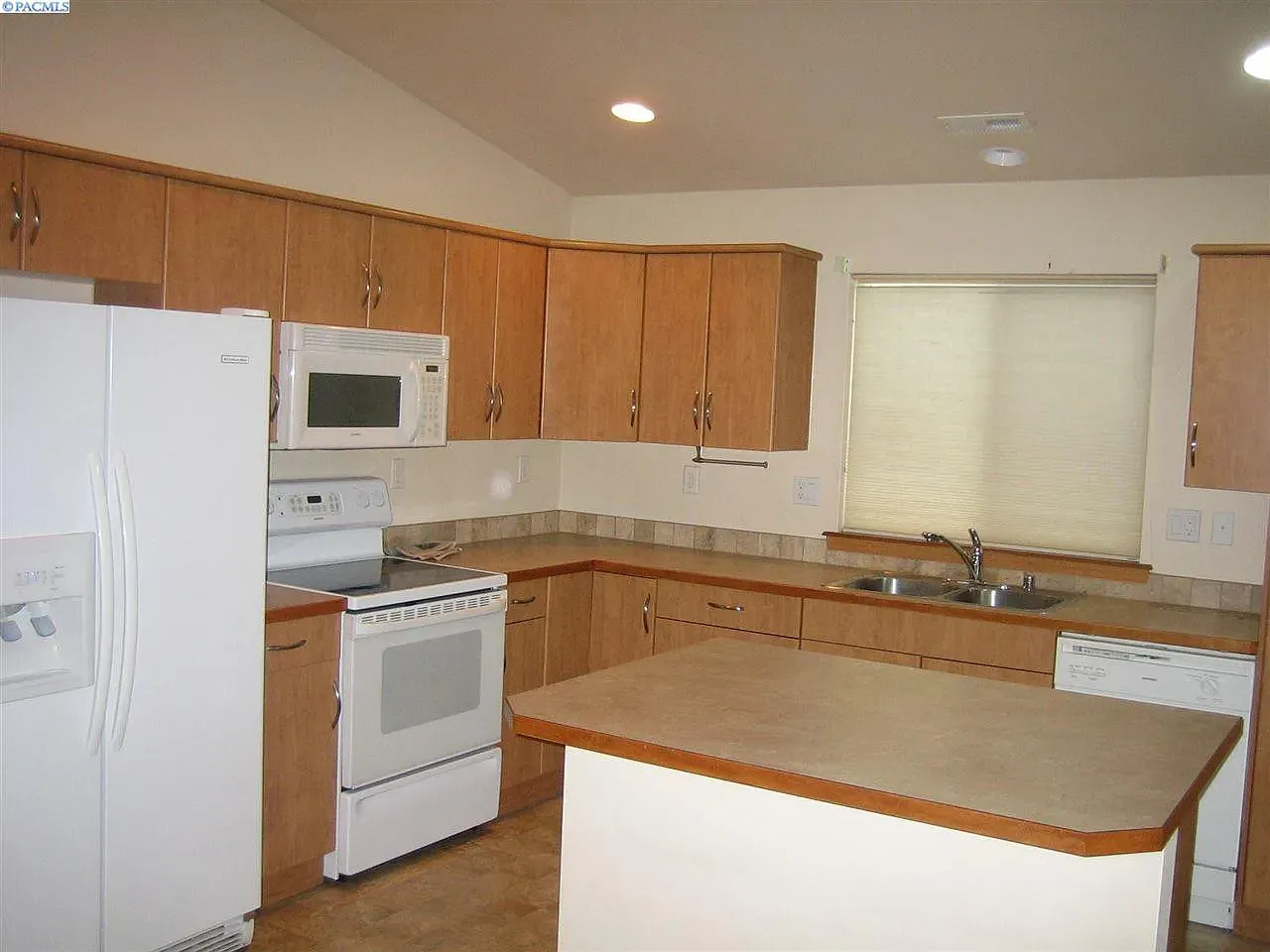 3 bed, 1313 sqft, $2,100 — Photo 2