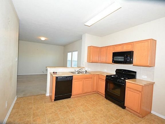 4th image of 934 Driftwood Ln
