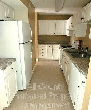 4th image of 3545 Sable Palm Ln Unit E