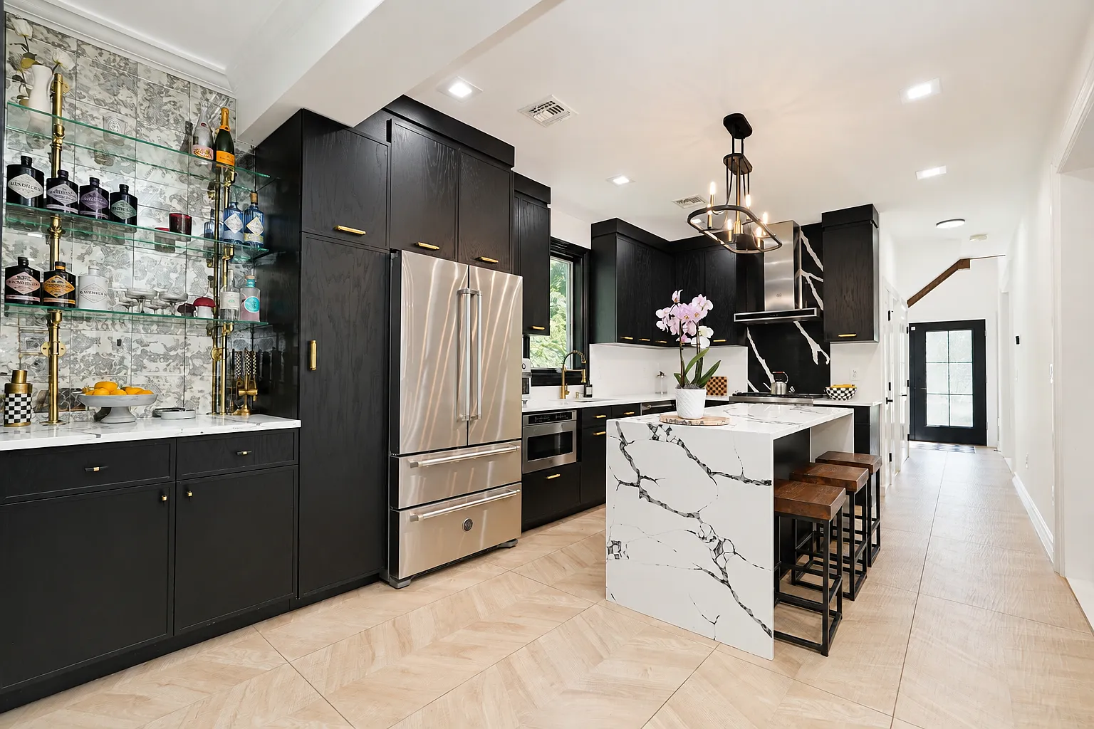 4 bed, 2500 sqft, $5,500 — Photo 2