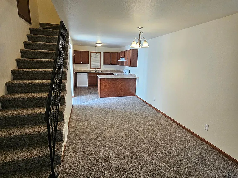 2944 Warwick Loop — Photo 2