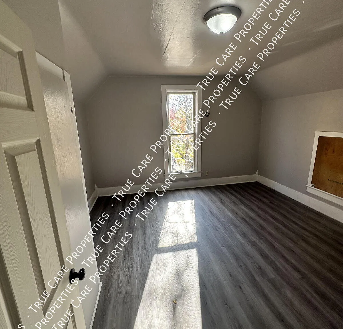 Remodeled 1-Bedroom Upstairs Apartment in Elkhart — Photo 1