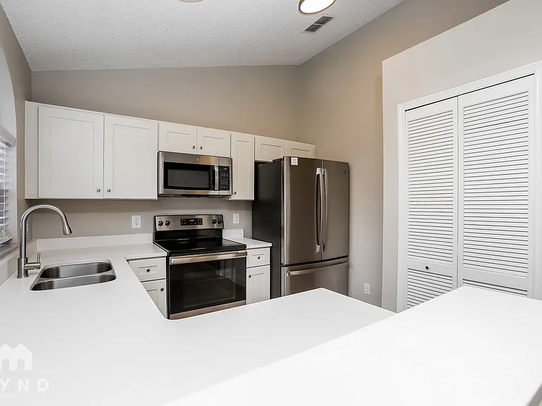 1729 Chatham Cir — Photo 3