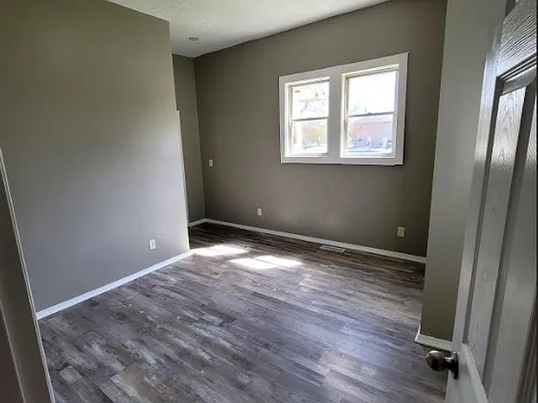 1031 Hartford St — Photo 7