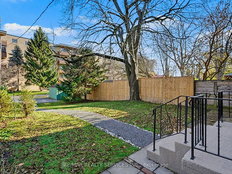 39 Fielden Ave — Photo 23