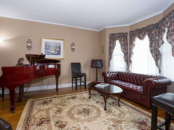 3rd image of 300 Lakeview Ave