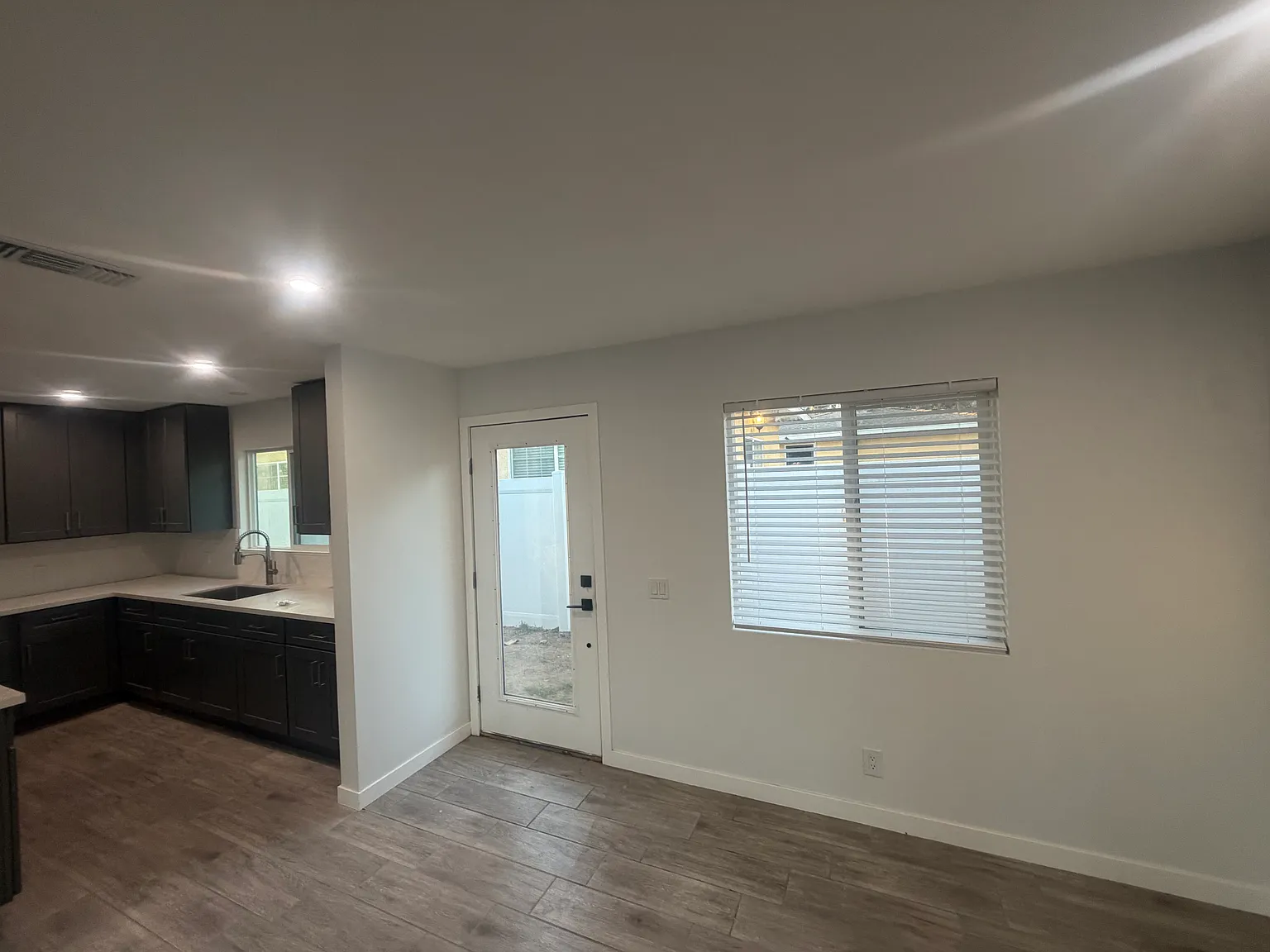 2 bed, 1000 sqft, $2,700 — Photo 4