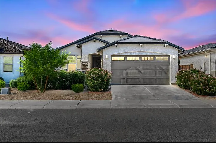 Game Day Stay is a single-level home conveniently located in Glendale, just a 5-min drive from State Farm Stadium and Westgate.
