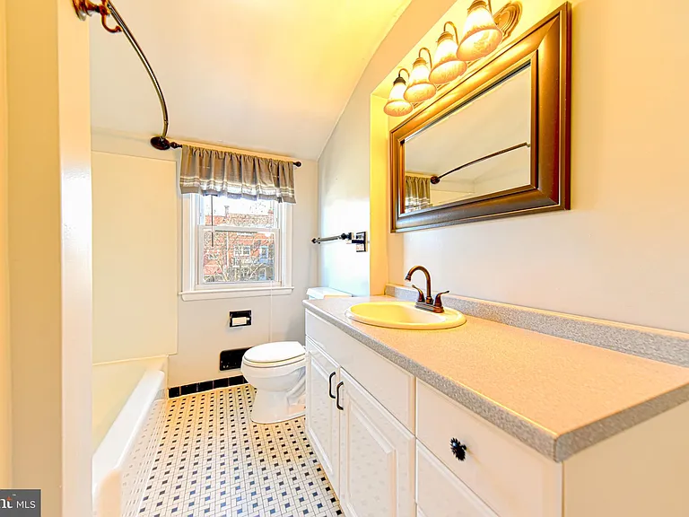 1130 Linden Ave — Photo 12