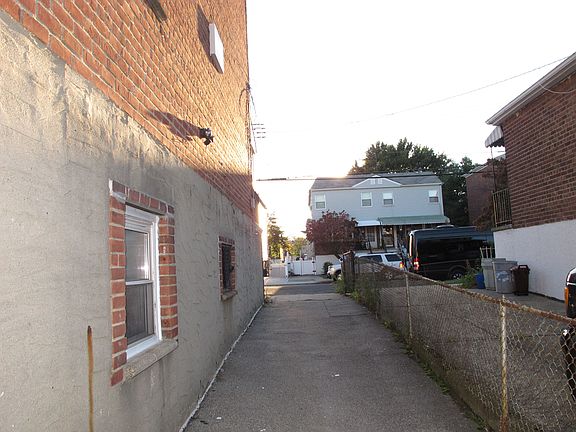 3rd image of 1056 Brinsmade Ave