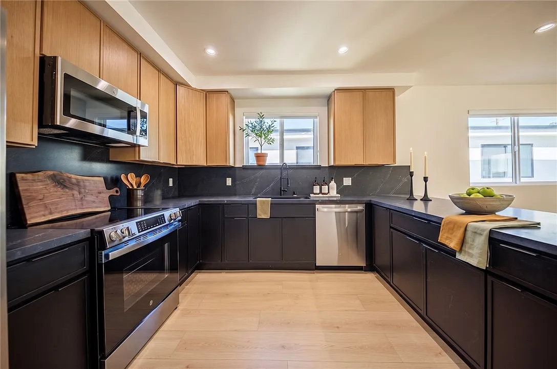 4 bed, 1972 sqft, $5,770 — Photo 4