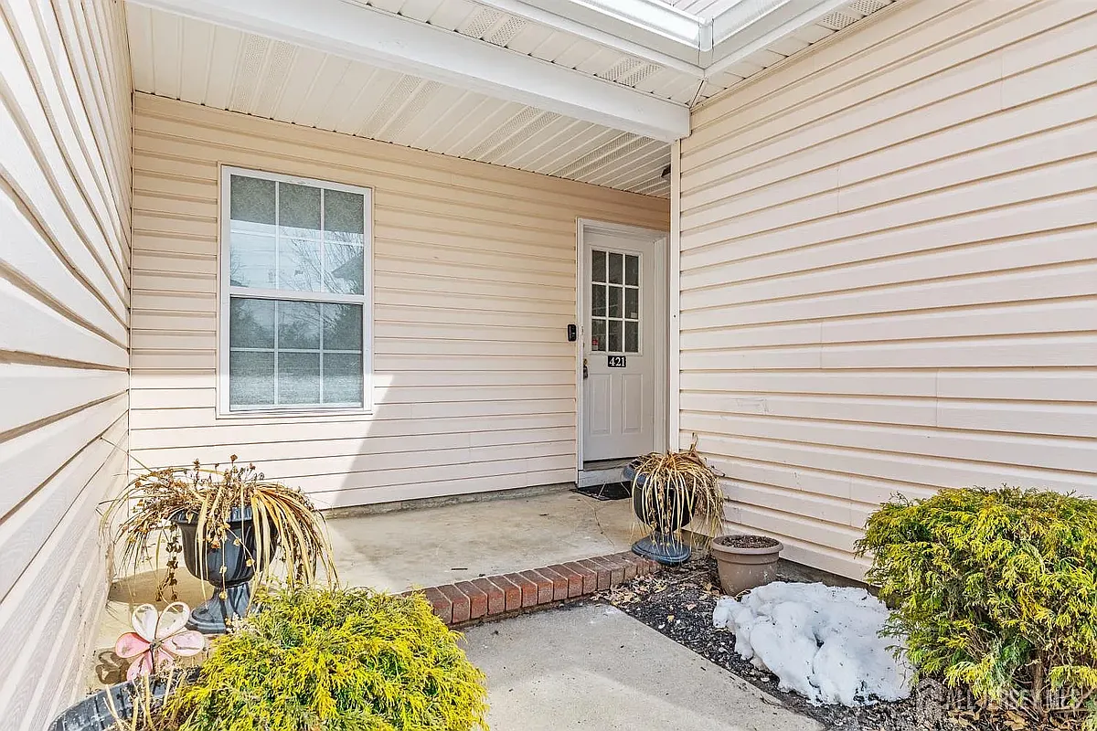 Main Entry - 421 Plymouth Rd