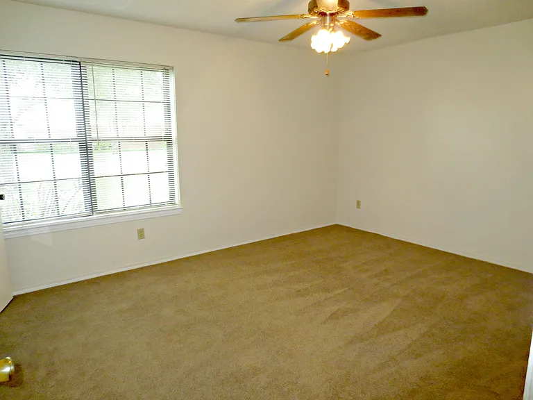 711 Southern Ct — Photo 17