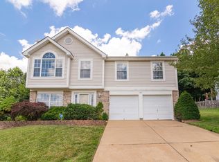 1827 Fox Pointe Dr, Arnold, MO 63010