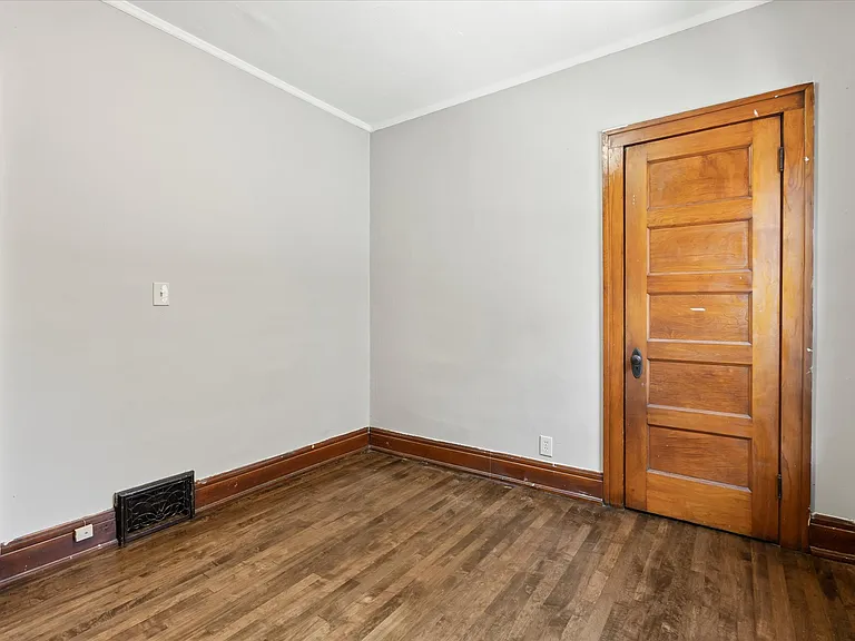 2745 N Frederick Ave — Photo 23