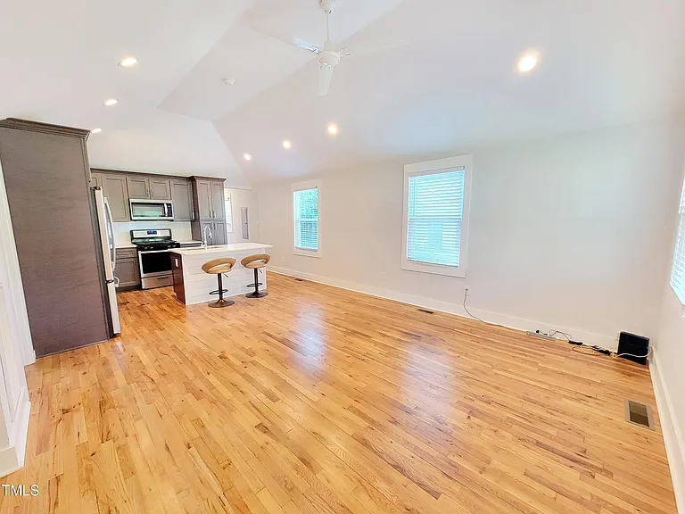 805 Coleman St — Photo 2
