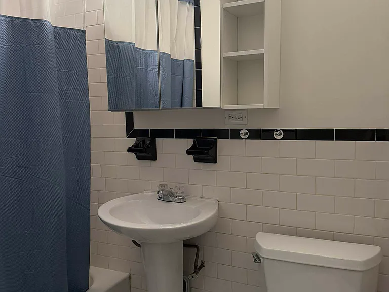 311 E 52nd St #2A — Photo 10