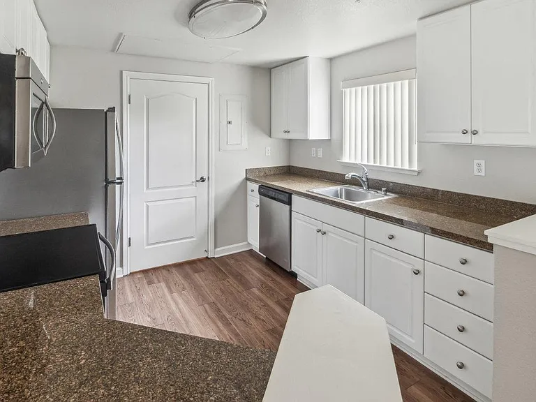 Kensington Apartments — Photo 35