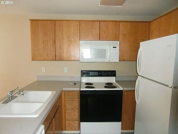 3rd image of 808 NE 163rd Ave APT B