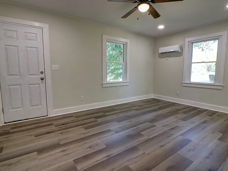 403 S Hampton St — Photo 5