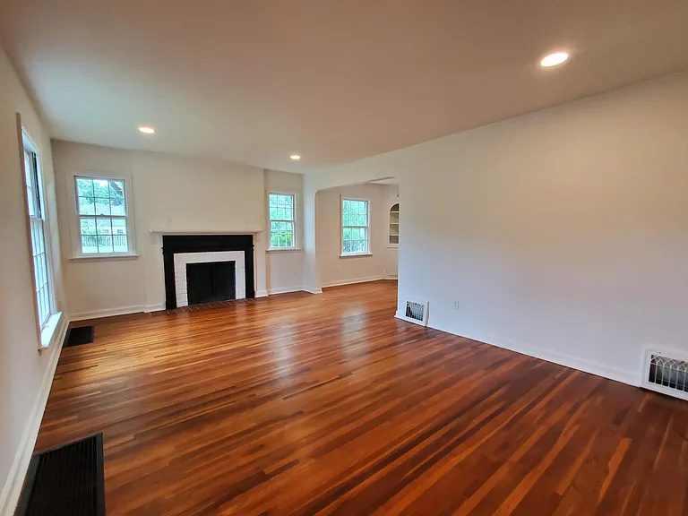 2722 Thompson Ave — Photo 1