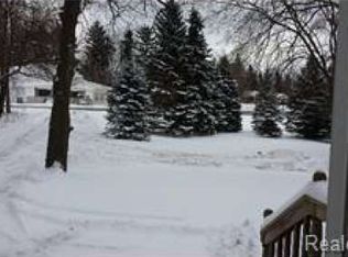 1282 Union Lake Rd, White Lake, MI 48386