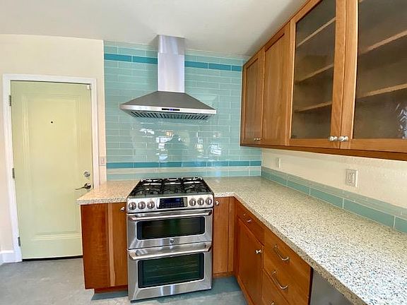 4th image of 3021 Dohr St