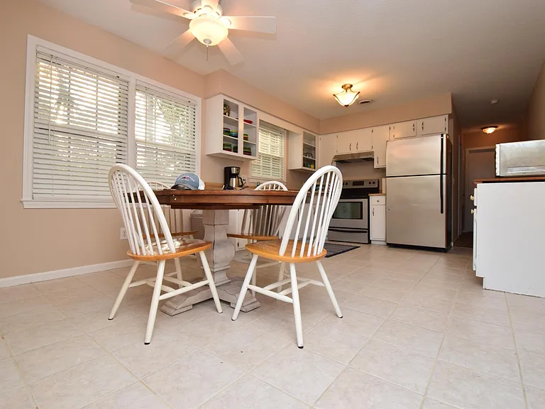 617 Plymouth Dr — Photo 3