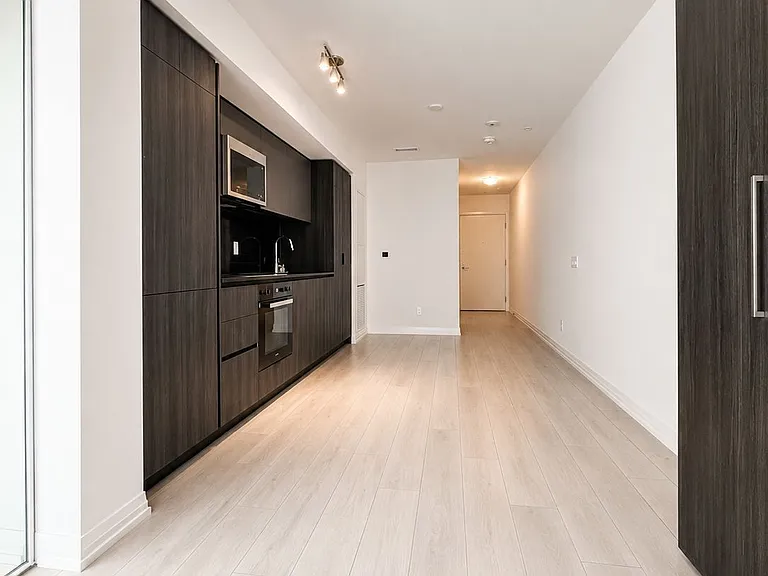 400 King St W #1110 — Photo 8