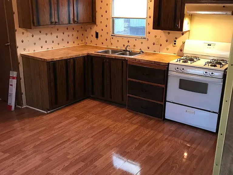 425 Western Hills Dr — Photo 3