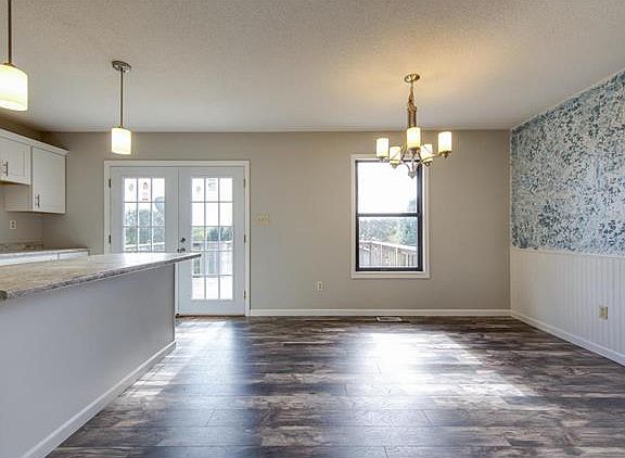 5th image of 751 Clarke St