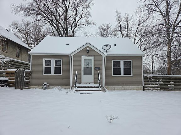 2nd image of 1041 6th St E