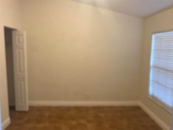 4th image of 221 SW Amesbury Ave